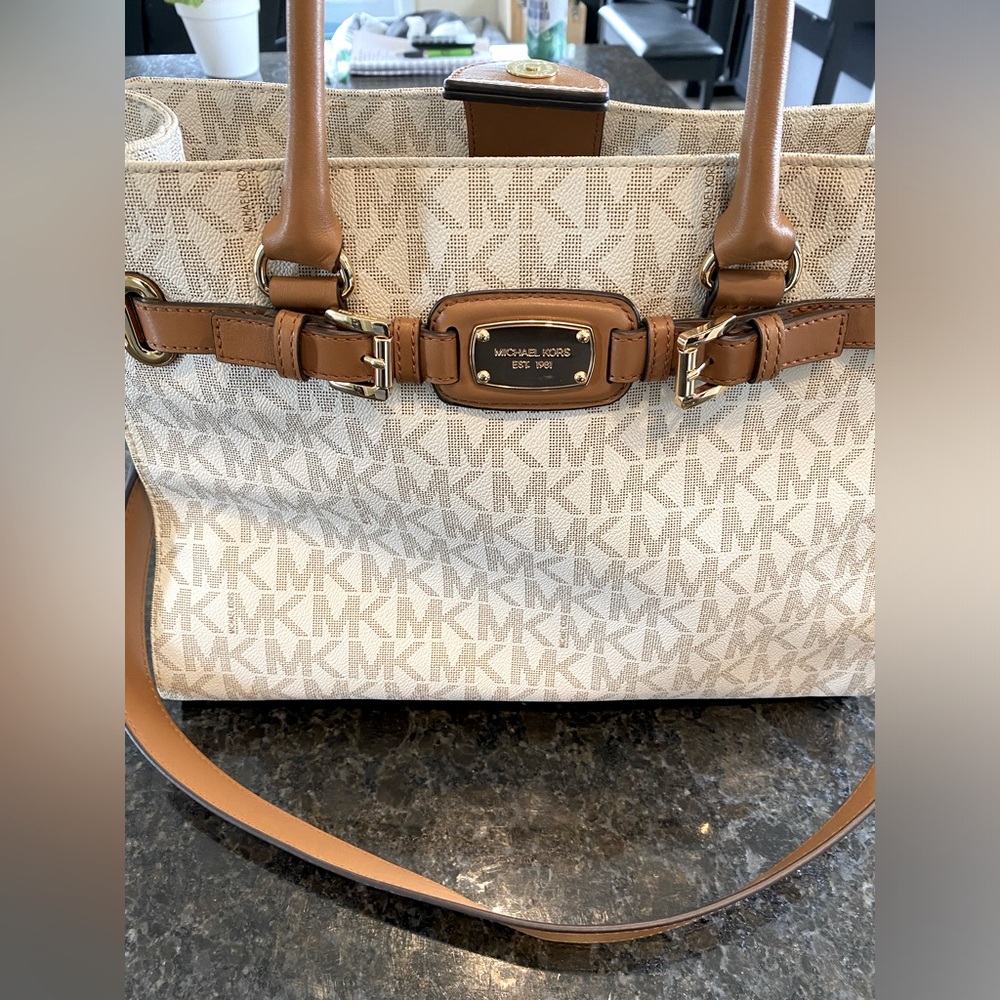 I’m selling my brand new  authentic large MK tote. Original Tag still attached